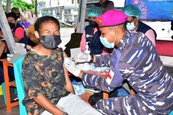 Gebrakan Serbuan Vaksinasi Korps Marinir Tni Al Sasar Terminal Remu Kota Sorong